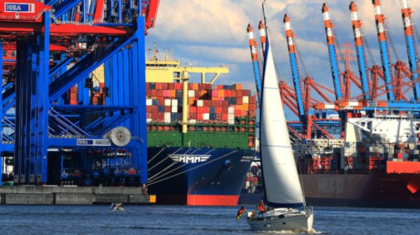 实盘配资 特朗普关税冲击美国货运量，评级机构下调美国港口展望至“负面”